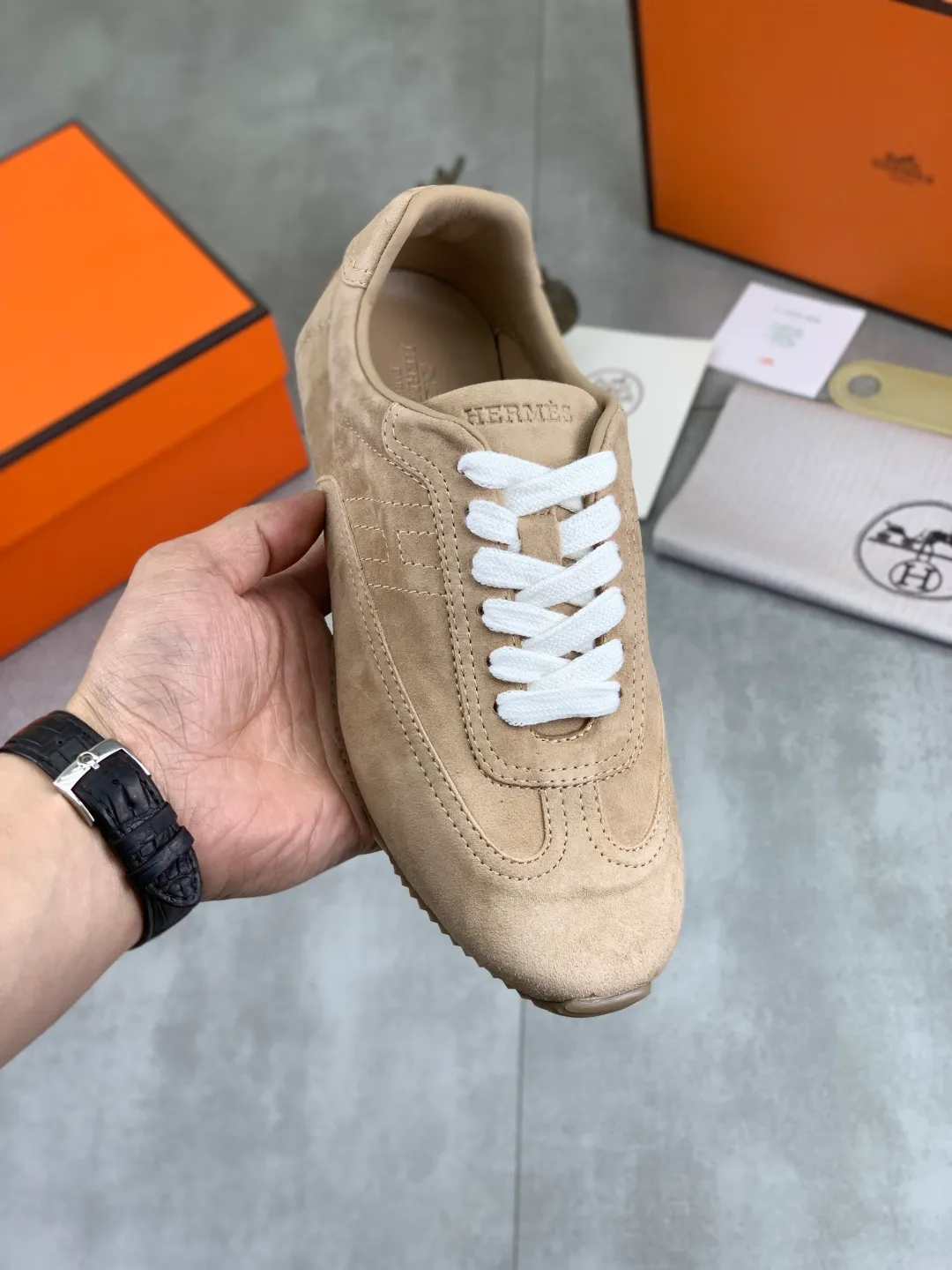 Men's Men's Shoes P600 New Top Version Original Order Hermes Men's Drift Sneaker Summer New Casual Sports Shoes Original Purchased, Developed and Made H Family Men's Classic Series Technological Breathable Fabrics and Cowhide Casual Sports Shoes Casual Sports Dad Shoes combine high-tech breathable materials and cowhide, with H Family exclusive button decoration on the side. The outsole is full of H italic design and bright colors to show vitality and continue the brand design inspiration. Stroll around the city lightly and feel free and comfortable. Delivered in exquisite packaging 🛍📦 ▪️Fabric: original customized breathable material + first-layer cowhide ▪️Inner: cowhide feet ▪️Outsole: molded and evacuated PU+TPU material ▪️Size: 35-45 Multiple colors available Premium packaging